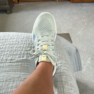 Like new Adidas Bounce tennis shoes.